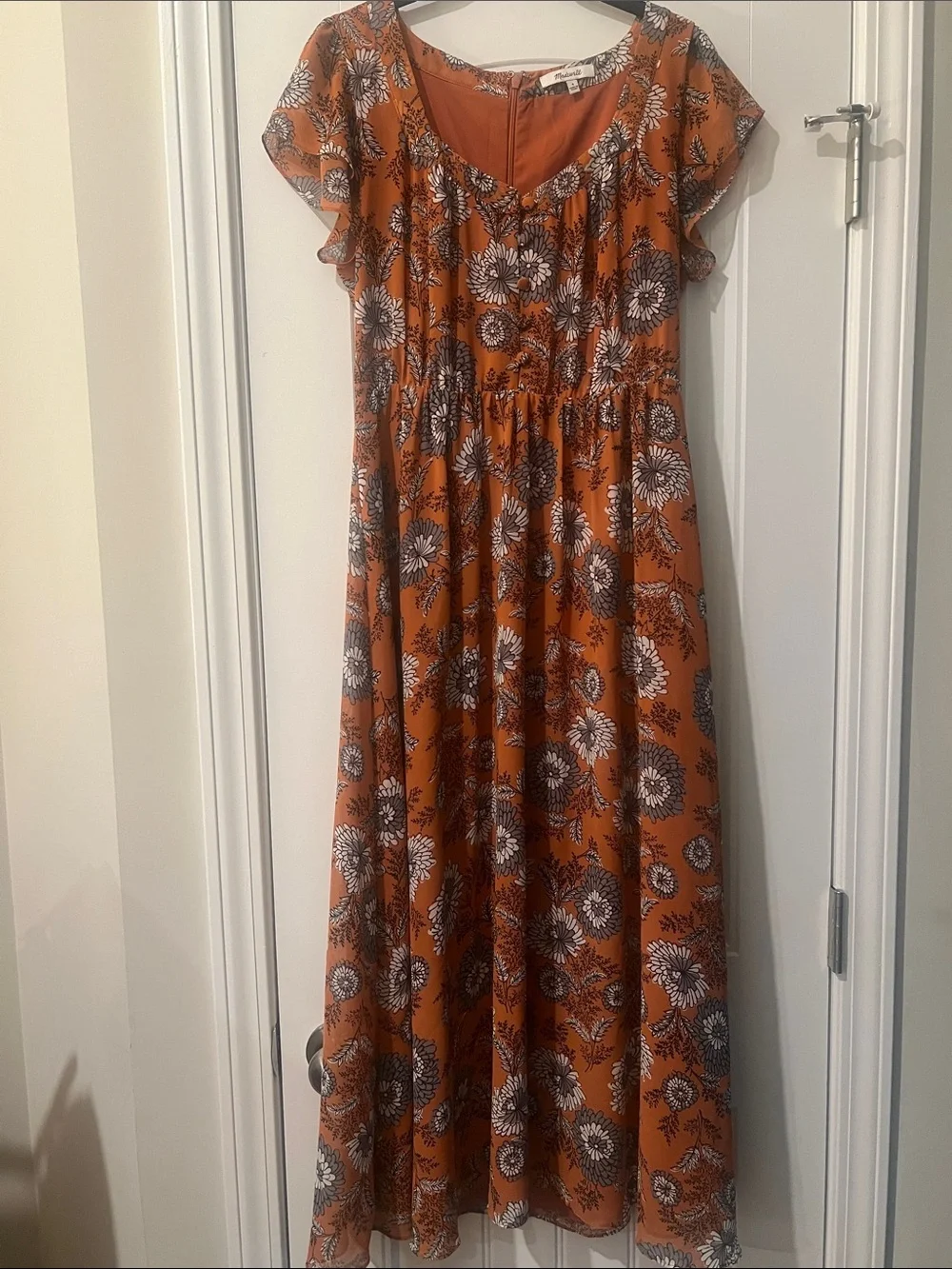 Madewell Sheer-Sleeve
Button-Front Midi Dress in Gathered Blooms - Picture 2 of 7